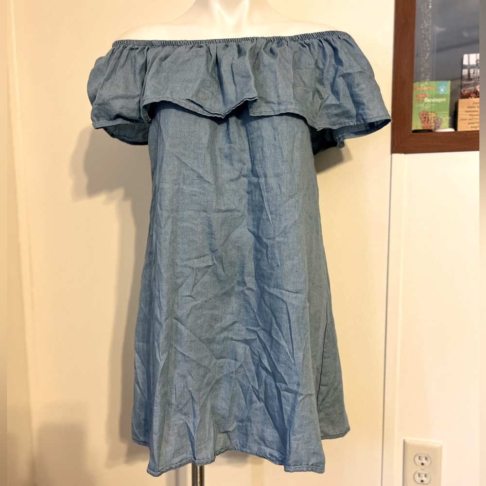 🔹3/$20 SALE Love J Off the shoulder chambray ruffle tunic Medium
